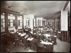 Mannen en een Vrouw die Werken aan Bureaus in een Kantoor van de Metropolitan Life Insurance Co. aan 23rd Street en Madison Avenue, New York, 1907